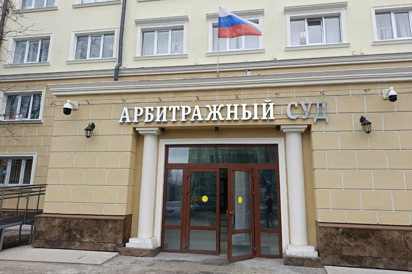 Уже три недели после атак на дата‑центры Яндекса арбитражные суды по всей стране сталкиваются с перебоями, что приводит к срыву онлайн-заседаний и откладыванию дел.