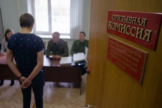 Супруга и дочь обратились в прокуратуру, заявив о задержании мужчины и попытке отправить его на войну. Задержание происходило дома, у него изъяли документы и телефон, его под конвоем увели в помещение.