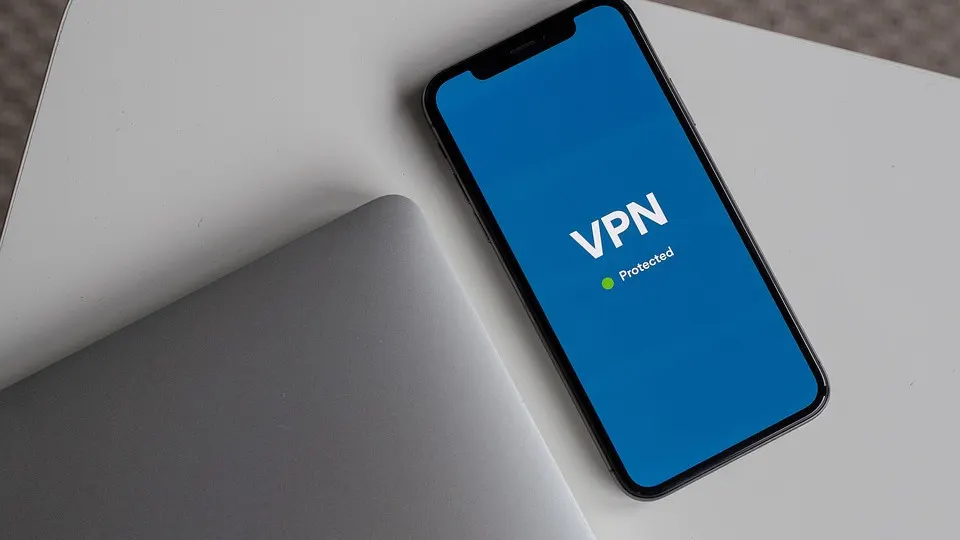 Новые нормы предусматривают запрет на год предоставления серверов VPN и прокси владельцам, попавшим в реестр Роскомнадзора, а также требуют идентификации пользователей и проверки целей использования серверов.
